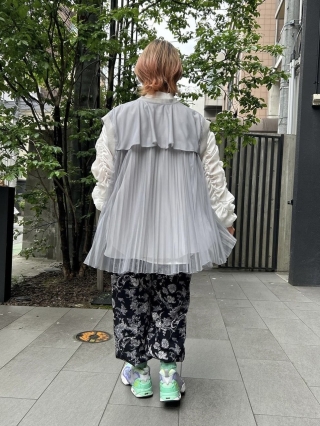 Back pleat tulle no sleeve blouson