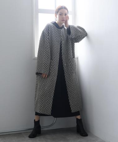 HERENCIA / Big herringbone jacquard collarless long coat